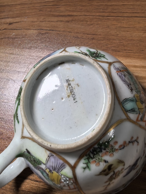 古玩陶瓷人物花鳥紋廣彩執(zhí)杯真品鑒賞圖