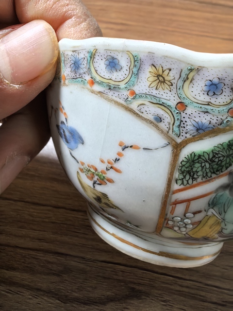 古玩陶瓷人物花鳥紋廣彩執(zhí)杯真品鑒賞圖