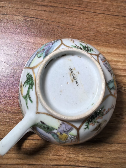 古玩陶瓷人物花鳥紋廣彩執(zhí)杯真品鑒賞圖