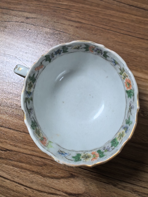 古玩陶瓷人物花鳥紋廣彩執(zhí)杯真品鑒賞圖