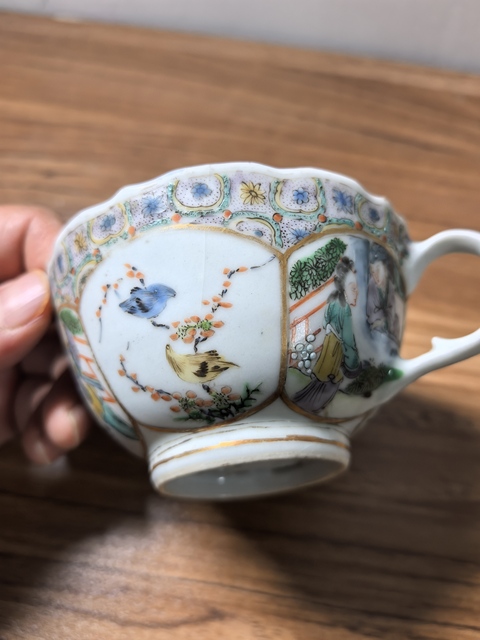 古玩陶瓷人物花鳥紋廣彩執(zhí)杯真品鑒賞圖