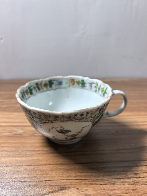 古玩陶瓷人物花鳥紋廣彩執(zhí)杯真品鑒賞圖