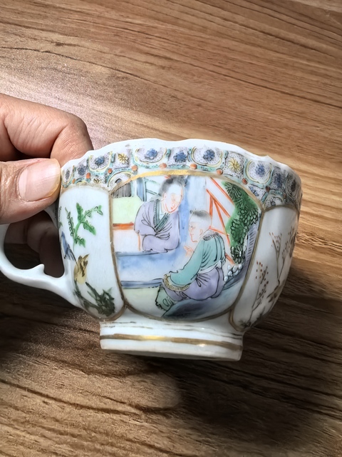 古玩陶瓷人物花鳥紋廣彩執(zhí)杯真品鑒賞圖