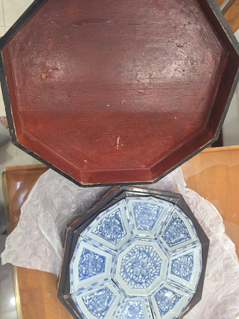 古玩陶瓷纏枝花卉紋青花九攢盤拍賣，當前價格3600元