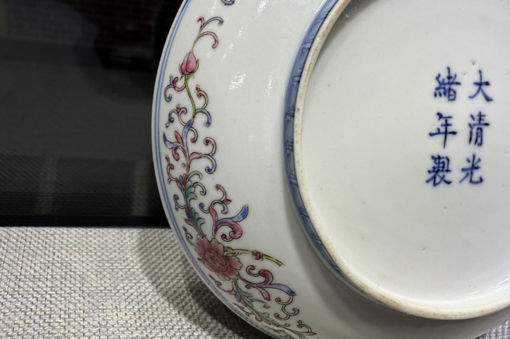 古玩陶瓷斗彩忍冬紋花卉盤真品鑒賞圖