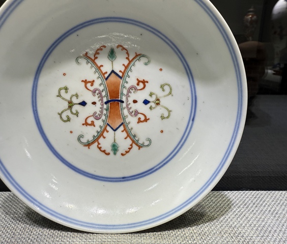 古玩陶瓷斗彩忍冬紋花卉盤真品鑒賞圖