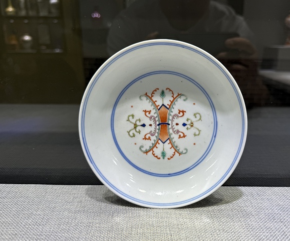 古玩陶瓷斗彩忍冬紋花卉盤真品鑒賞圖