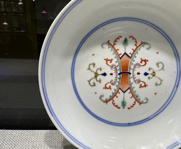 古玩陶瓷斗彩忍冬紋花卉盤真品鑒賞圖