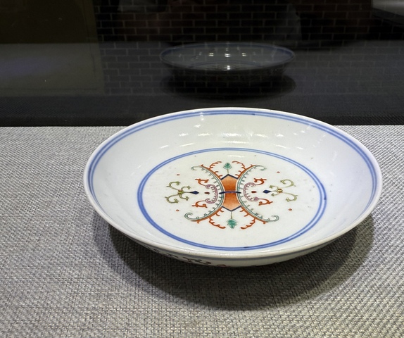 古玩陶瓷斗彩忍冬紋花卉盤真品鑒賞圖