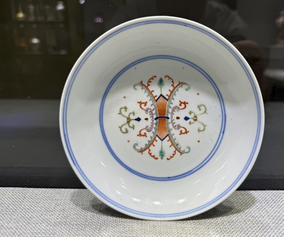 古玩陶瓷斗彩忍冬紋花卉盤真品鑒賞圖