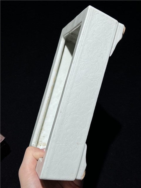 古玩陶瓷白釉暗刻花卉紋水仙盆拍賣,當前價格8800元