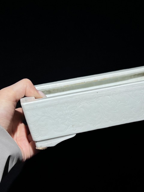 古玩陶瓷白釉暗刻花卉紋水仙盆拍賣,當前價格8800元