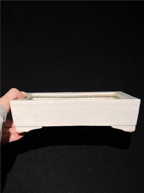 古玩陶瓷白釉暗刻花卉紋水仙盆拍賣,當前價格8800元