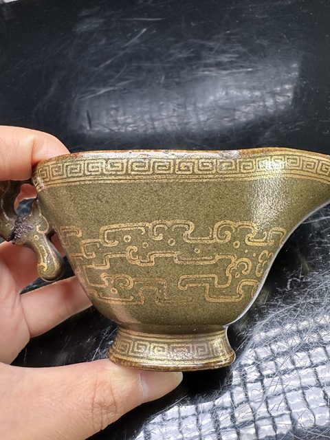古玩陶瓷茶葉末釉描金夔龍紋爵杯真品鑒賞圖