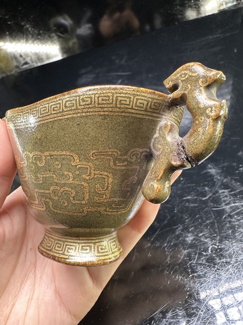 古玩陶瓷茶葉末釉描金夔龍紋爵杯真品鑒賞圖