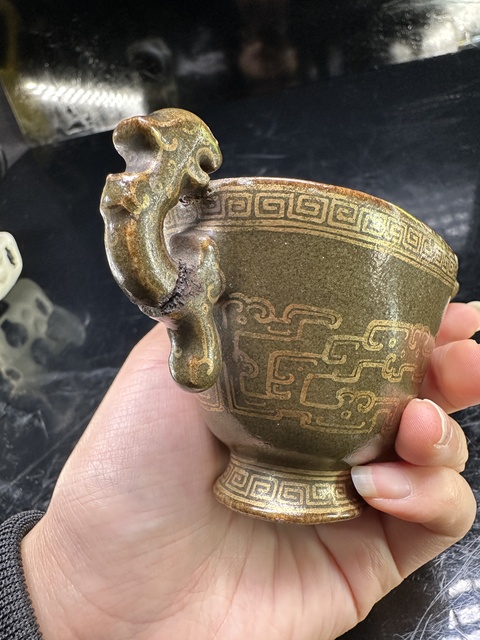 古玩陶瓷茶葉末釉描金夔龍紋爵杯真品鑒賞圖