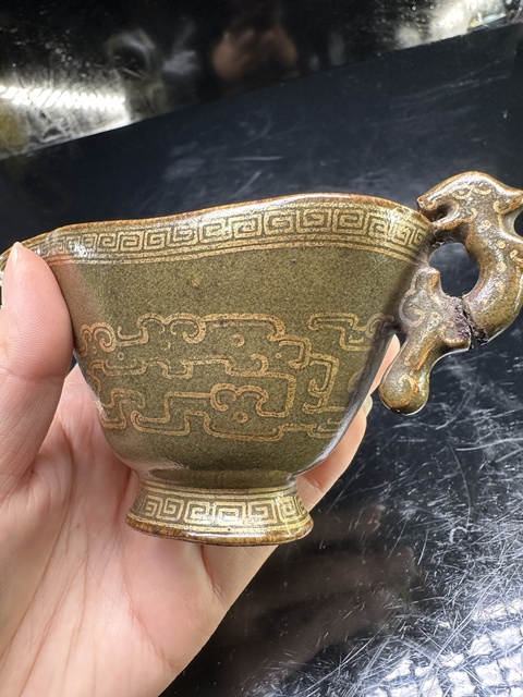 古玩陶瓷茶葉末釉描金夔龍紋爵杯真品鑒賞圖
