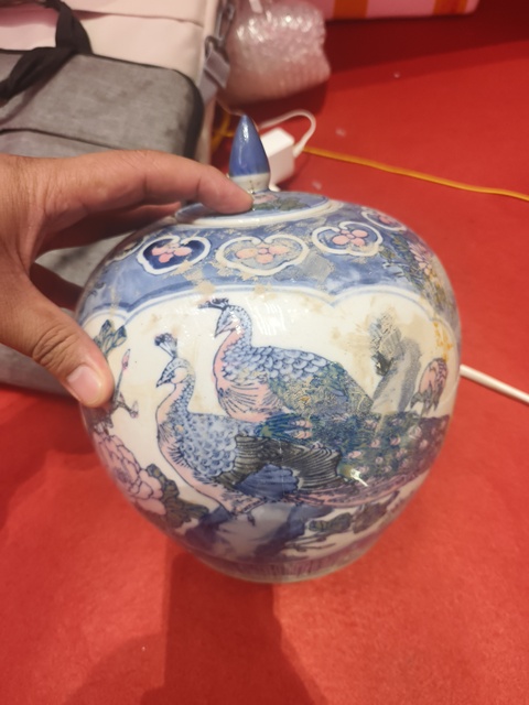 古玩陶瓷釉下彩孔雀紋蓋罐真品鑒賞圖