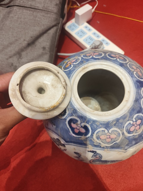 古玩陶瓷釉下彩孔雀紋蓋罐真品鑒賞圖