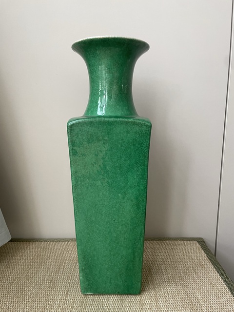 古玩陶瓷綠哥釉四方瓶真品鑒賞圖