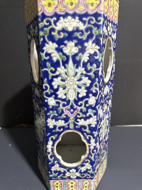 古玩陶瓷花卉紋粉彩六方鏤空帽筒真品鑒賞圖