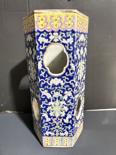 古玩陶瓷花卉紋粉彩六方鏤空帽筒真品鑒賞圖
