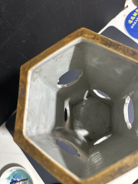 古玩陶瓷花卉紋粉彩六方鏤空帽筒真品鑒賞圖