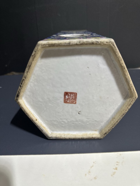 古玩陶瓷花卉紋粉彩六方鏤空帽筒真品鑒賞圖