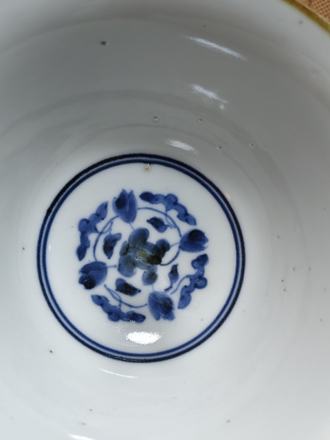 古玩陶瓷外豆青釉內青花杯真品鑒賞圖