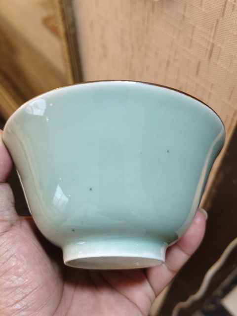 古玩陶瓷外豆青釉內青花杯真品鑒賞圖