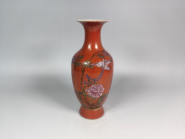 古玩陶瓷民國珊瑚紅釉粉彩花卉鳥紋賞瓶真品鑒賞圖