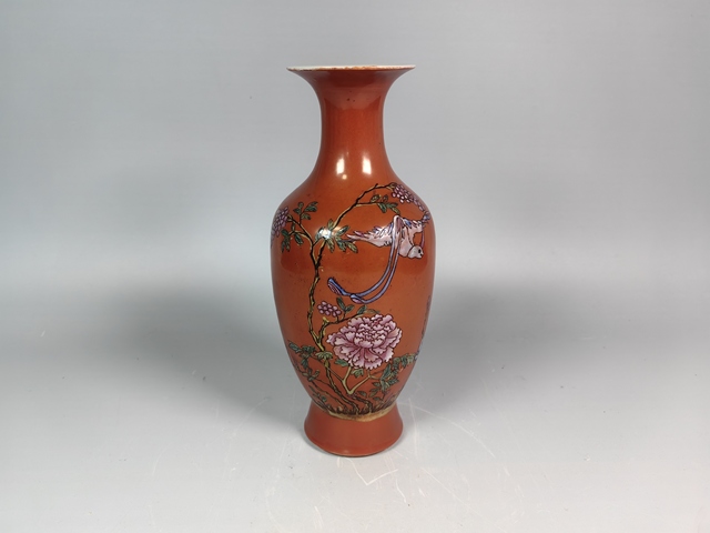 古玩陶瓷民國珊瑚紅釉粉彩花卉鳥紋賞瓶真品鑒賞圖