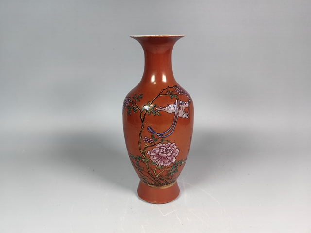 古玩陶瓷民國珊瑚紅釉粉彩花卉鳥紋賞瓶真品鑒賞圖