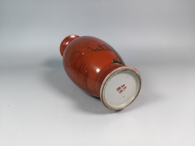 古玩陶瓷民國珊瑚紅釉粉彩花卉鳥紋賞瓶真品鑒賞圖