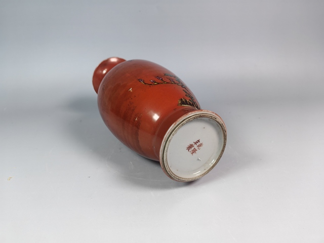 古玩陶瓷民國珊瑚紅釉粉彩花卉鳥紋賞瓶真品鑒賞圖