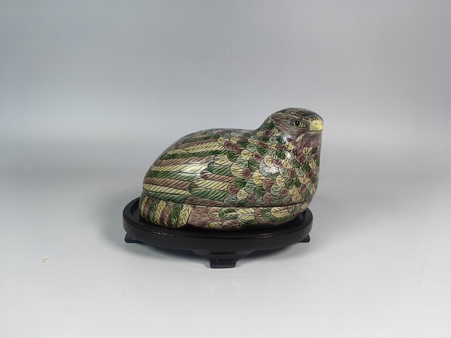 古玩陶瓷晚清素三彩仿生瓷鵪鶉蓋盒真品鑒賞圖