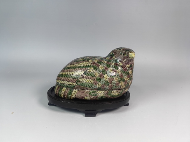 古玩陶瓷晚清素三彩仿生瓷鵪鶉蓋盒真品鑒賞圖