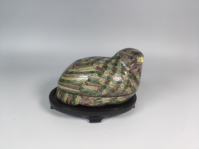 古玩陶瓷晚清素三彩仿生瓷鵪鶉蓋盒真品鑒賞圖