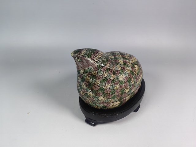 古玩陶瓷晚清素三彩仿生瓷鵪鶉蓋盒真品鑒賞圖