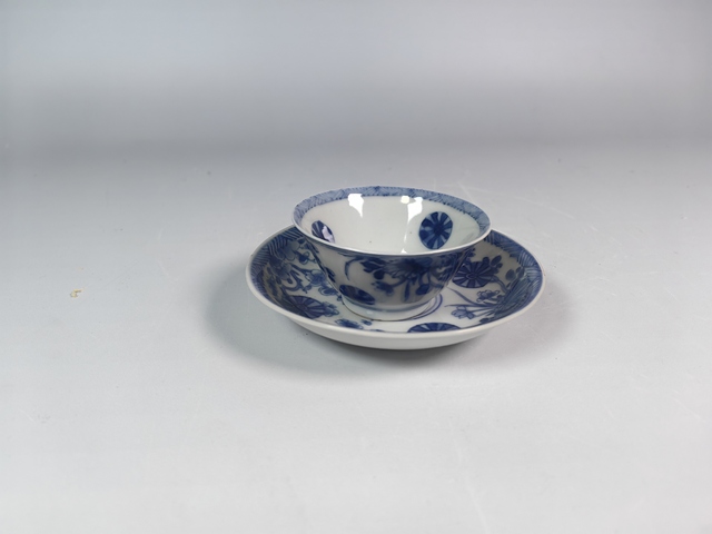 古玩陶瓷清康熙洞石花卉皮球花紋青花杯碟真品鑒賞圖