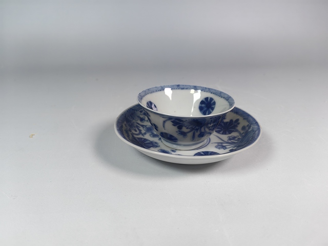 古玩陶瓷清康熙洞石花卉皮球花紋青花杯碟真品鑒賞圖