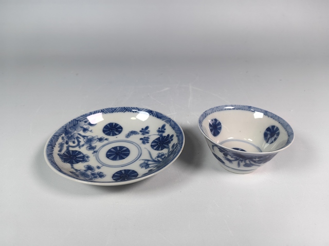 古玩陶瓷清康熙洞石花卉皮球花紋青花杯碟真品鑒賞圖