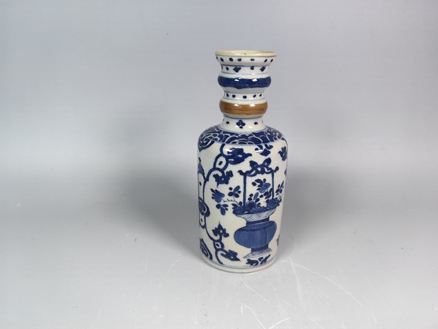 古玩陶瓷康熙提籃花卉紋青花賞瓶真品鑒賞圖