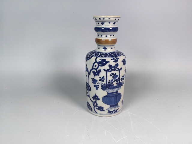 古玩陶瓷康熙提籃花卉紋青花賞瓶真品鑒賞圖