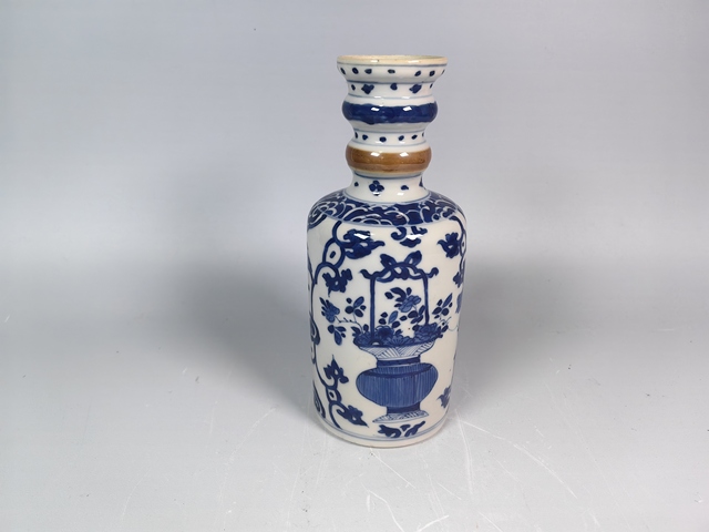 古玩陶瓷康熙提籃花卉紋青花賞瓶真品鑒賞圖