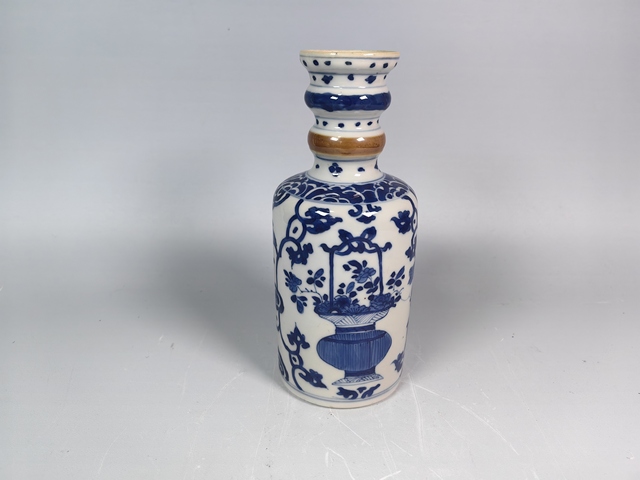 古玩陶瓷康熙提籃花卉紋青花賞瓶真品鑒賞圖