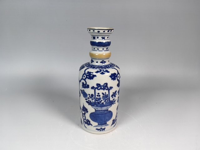 古玩陶瓷康熙提籃花卉紋青花賞瓶真品鑒賞圖