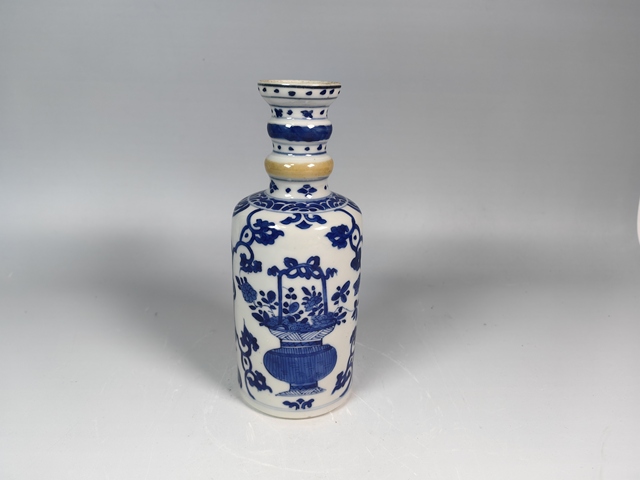 古玩陶瓷康熙提籃花卉紋青花賞瓶真品鑒賞圖