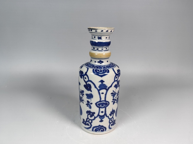 古玩陶瓷康熙提籃花卉紋青花賞瓶真品鑒賞圖