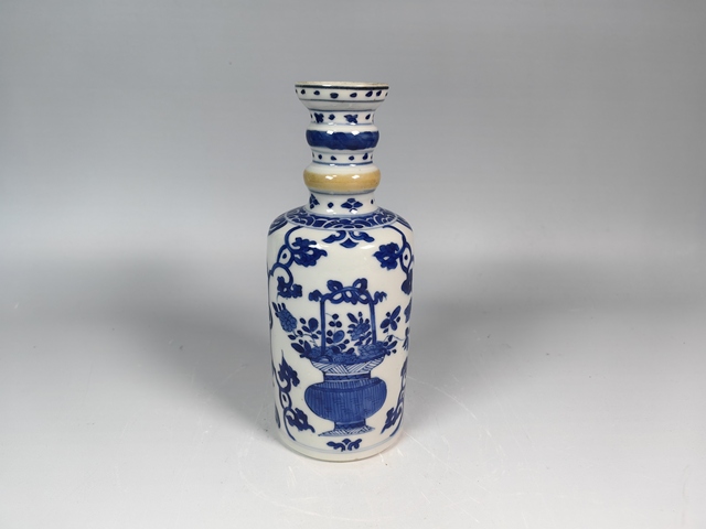 古玩陶瓷康熙提籃花卉紋青花賞瓶真品鑒賞圖